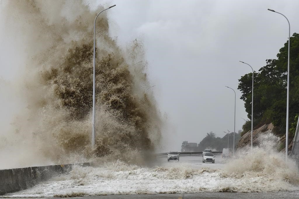 D'énormes vagues s'abattent sur le rivage avant l'arrivée du typhon Gaemi dans le canton de Sansha du comté de Xiapu, dans la province du Fujian, au sud-est de la Chine, le 25 juillet 2024.