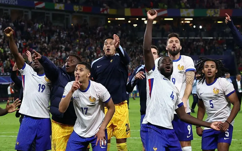 TOPSHOT - France's defender #17 William Saliba (3rd L), France's goalkeeper #23 Alphonse Areola (C), France's defender #04 Dayot Upamecano (3rd R_, France's forward #09 Olivier Giroud (2nd R) and France's defender #05 Jules Kounde (R)  celebrate after winning the UEFA Euro 2024 quarter-final football match between Portugal and France at the Volksparkstadion in Hamburg on July 5, 2024. (Photo by FRANCK FIFE / AFP)