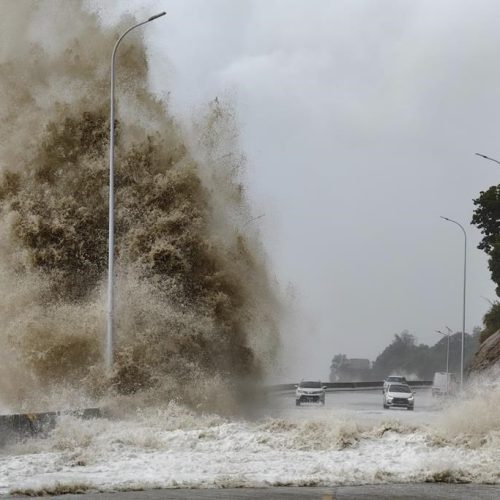 D'énormes vagues s'abattent sur le rivage avant l'arrivée du typhon Gaemi dans le canton de Sansha du comté de Xiapu, dans la province du Fujian, au sud-est de la Chine, le 25 juillet 2024.