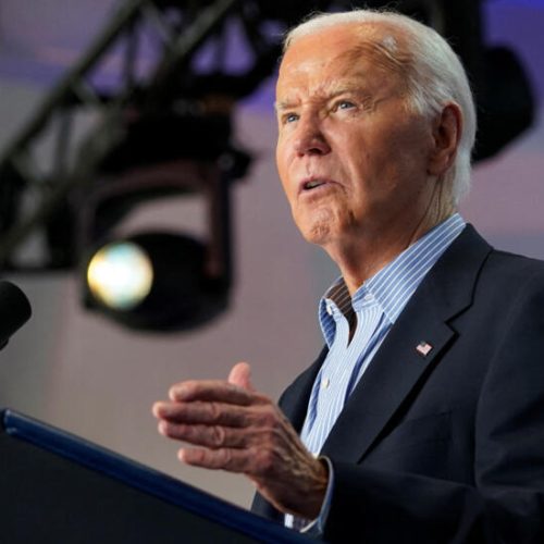 Joe Biden va rester candidat à la présidentielle, estime Donald Trump